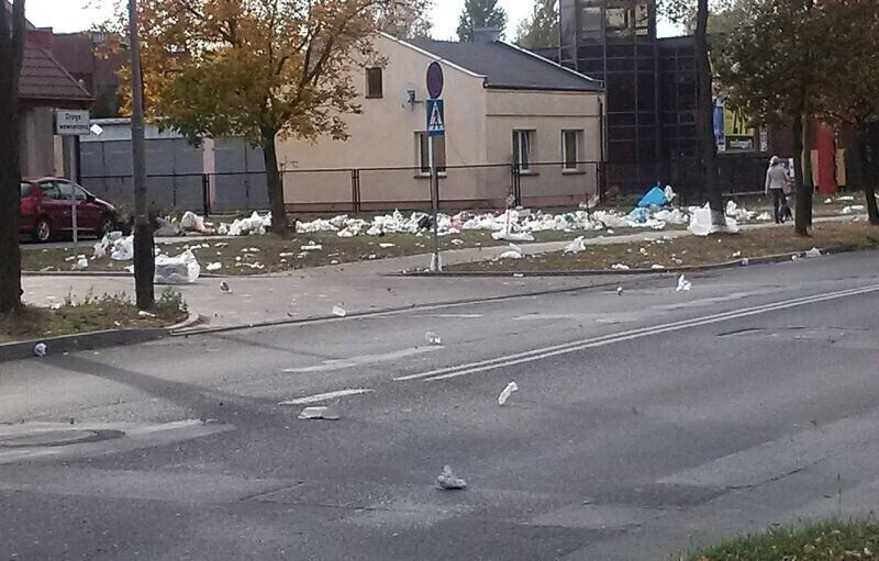 Zdjęcie 3: Śmietnisko po niedzielnym targowisku