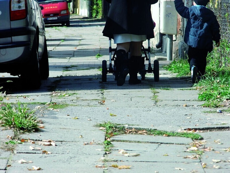 Zdjęcie 3: Na piotrkowskich chodnikach można skręcić kark