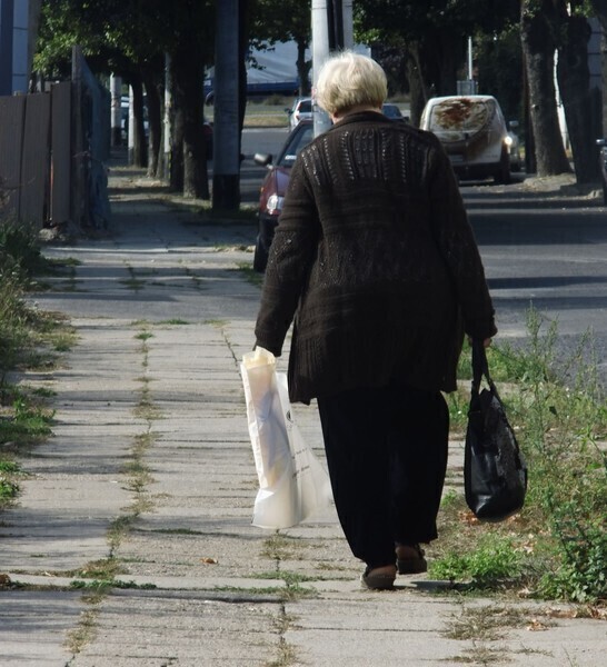 Zdjęcie 10: Na piotrkowskich chodnikach można skręcić kark
