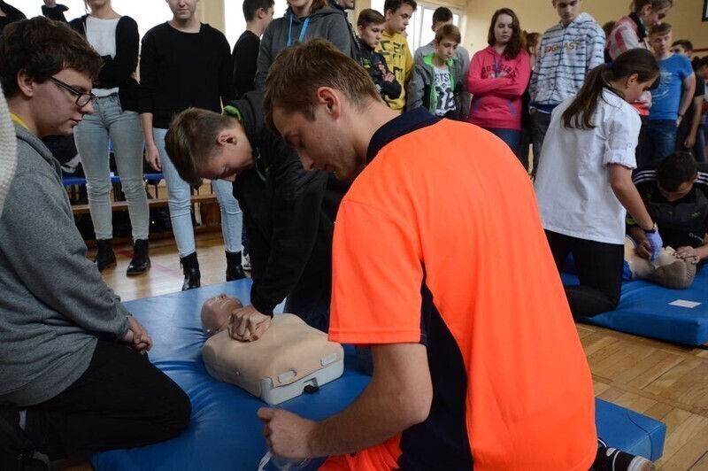 Zdjęcie 7: Gimnazjaliści uczyli się jak ratować życie