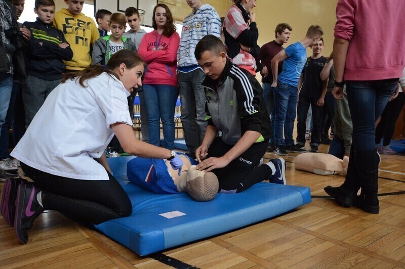 Zdjęcie 8: Gimnazjaliści uczyli się jak ratować życie