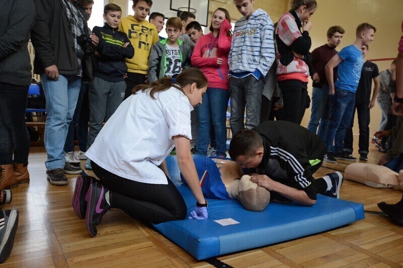 Zdjęcie 9: Gimnazjaliści uczyli się jak ratować życie