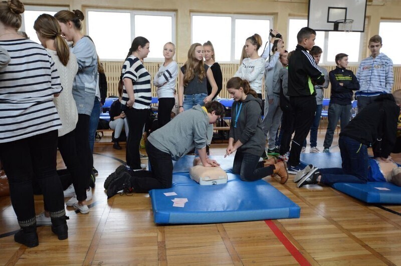 Zdjęcie 11: Gimnazjaliści uczyli się jak ratować życie