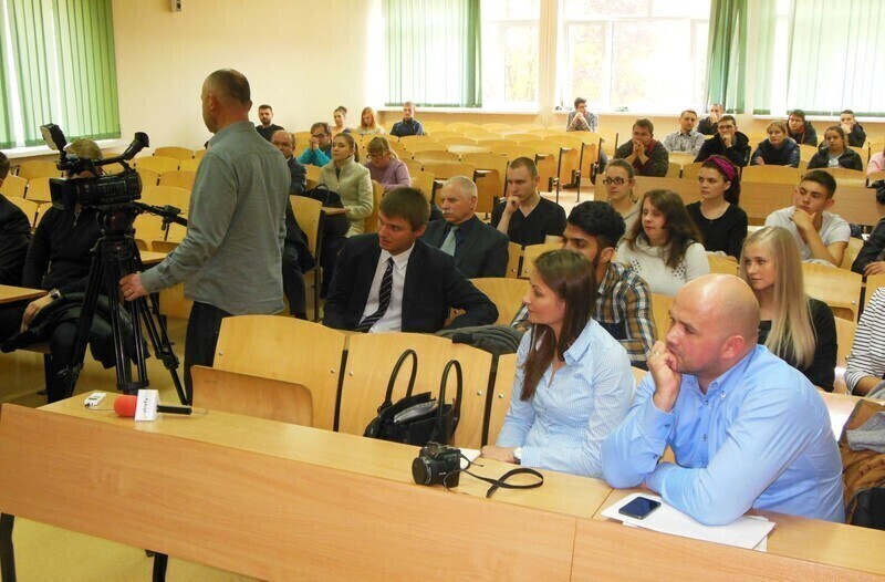 Zdjęcie 2: Studenci pytali, kandydaci odpowiadali