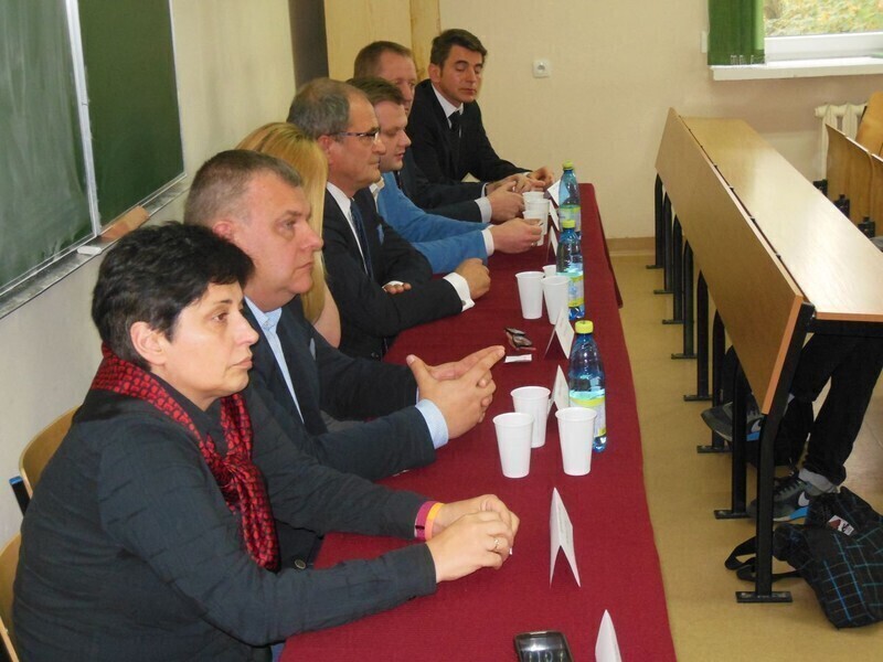 Zdjęcie 5: Studenci pytali, kandydaci odpowiadali