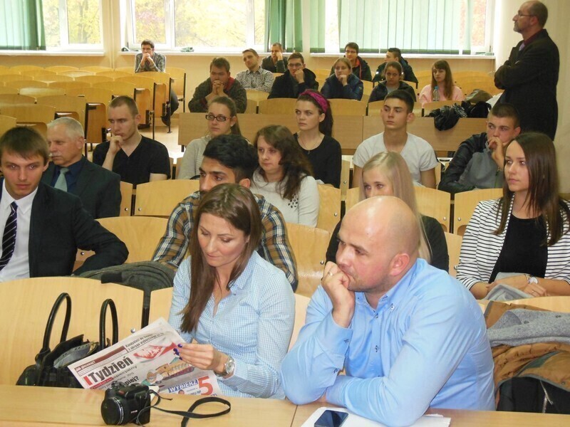 Zdjęcie 6: Studenci pytali, kandydaci odpowiadali