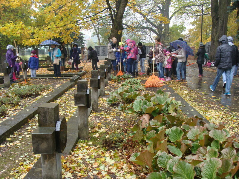 Płomyk Pamięci czyli jesienne sprzątanie grobów