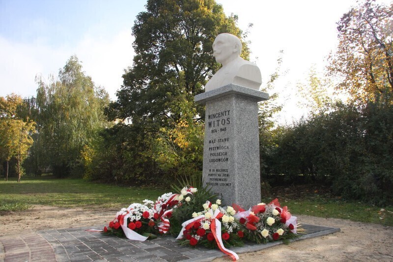 Zdjęcie 2: Witos stanął na skwerze w Piotrkowie