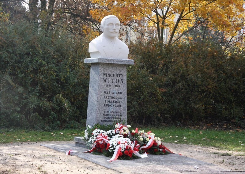 Zdjęcie 5: Witos stanął na skwerze w Piotrkowie
