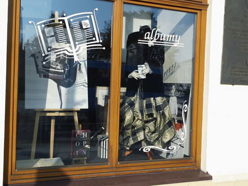 Zdjęcie 1: Muzy Chopina w piotrkowskiej witrynie