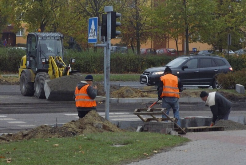 Zdjęcie 2: Zdzierają starą nawierzchnię Al. Sikorskiego 