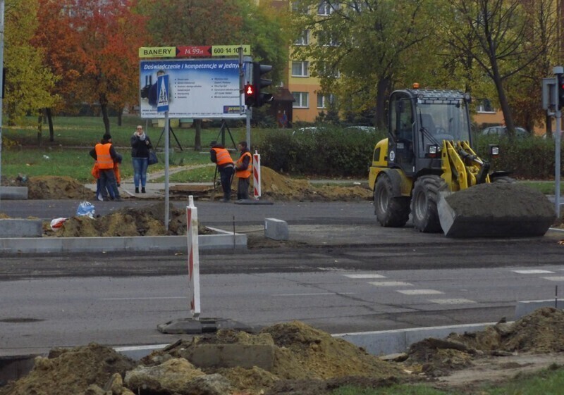 Zdjęcie 3: Zdzierają starą nawierzchnię Al. Sikorskiego 