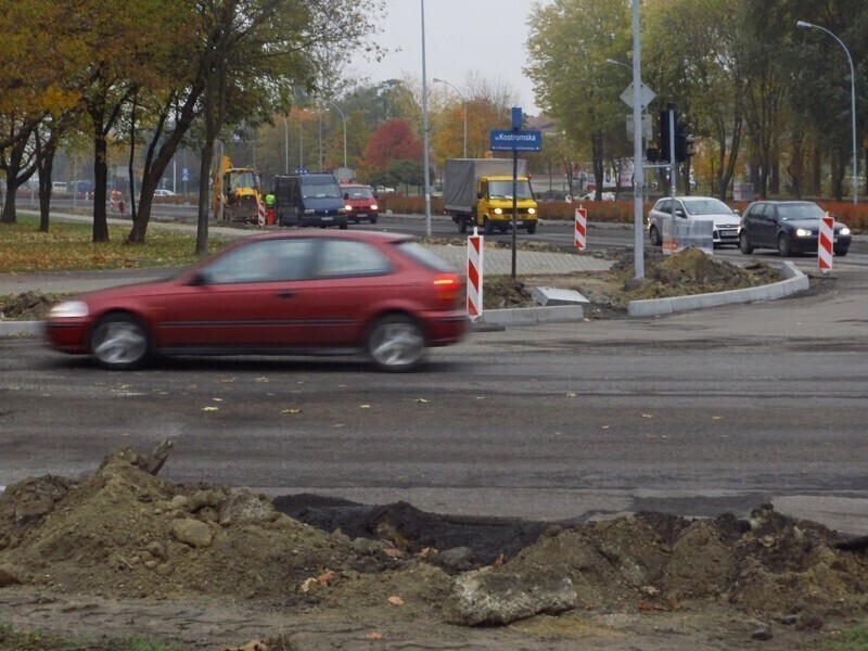 Zdjęcie 4: Zdzierają starą nawierzchnię Al. Sikorskiego 