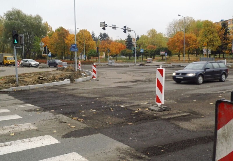 Zdjęcie 5: Zdzierają starą nawierzchnię Al. Sikorskiego 