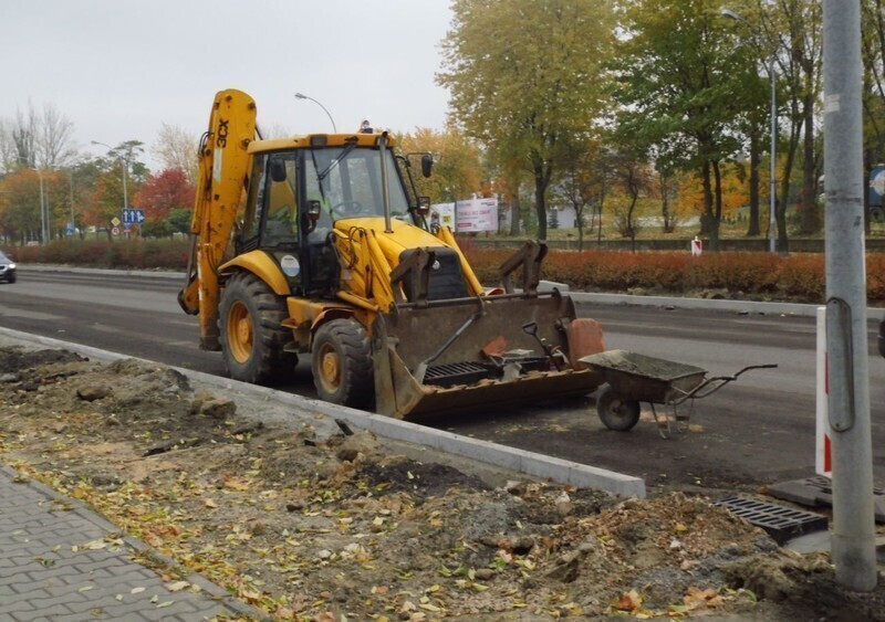 Zdjęcie 6: Zdzierają starą nawierzchnię Al. Sikorskiego 
