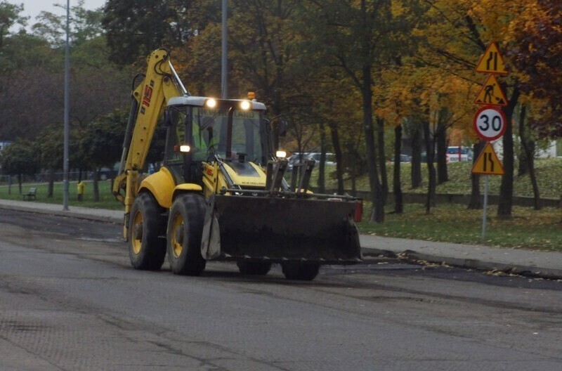 Zdjęcie 7: Zdzierają starą nawierzchnię Al. Sikorskiego 