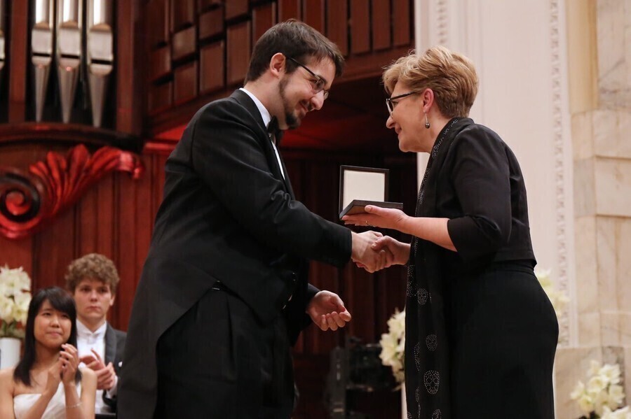 Zdjęcie 1: Piotrkowianka wręczała nagrodę w Konkursie Chopinowskim