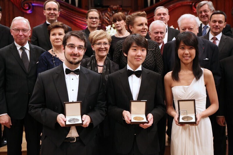 Zdjęcie 6: Piotrkowianka wręczała nagrodę w Konkursie Chopinowskim