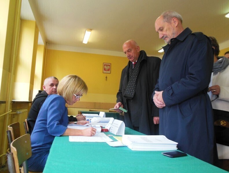 Zdjęcie 2: PiS wygrywa wybory parlamentarne!