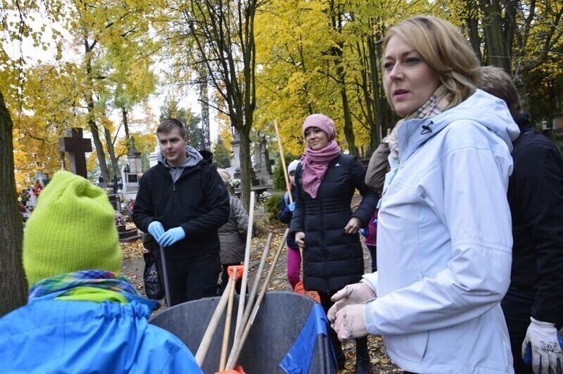 Zdjęcie 2: Zadbali o groby na Starym Cmentarzu 