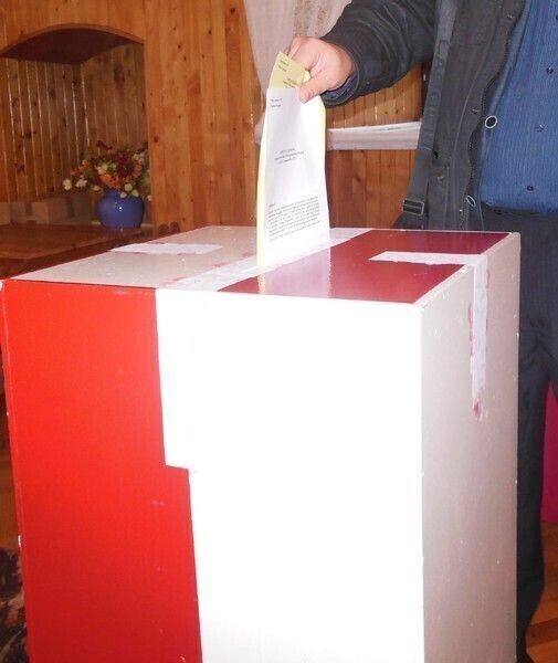 Zdjęcie 1: Znamy wyniki z Piotrkowa. Lorek lepszy od Macierewicza!