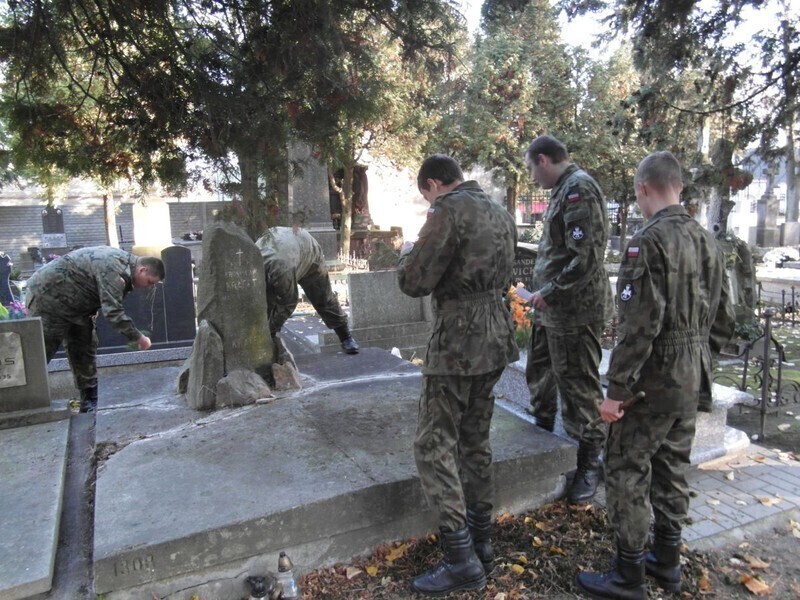 Zdjęcie 3: Posprzątali zapomniane groby