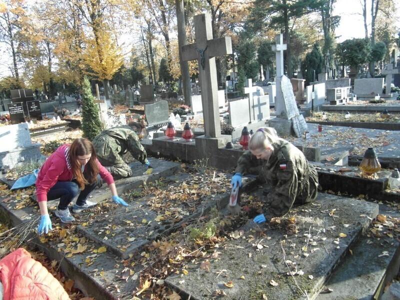 Zdjęcie 7: Posprzątali zapomniane groby