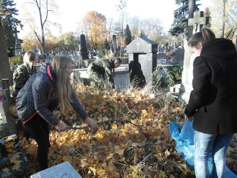 Zdjęcie 8: Posprzątali zapomniane groby