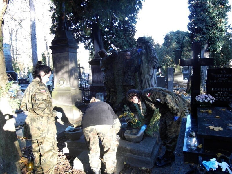 Zdjęcie 9: Posprzątali zapomniane groby