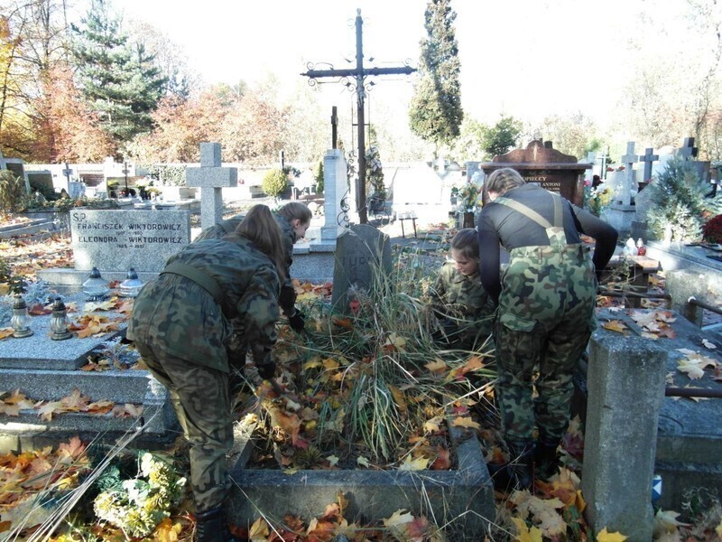 Zdjęcie 10: Posprzątali zapomniane groby
