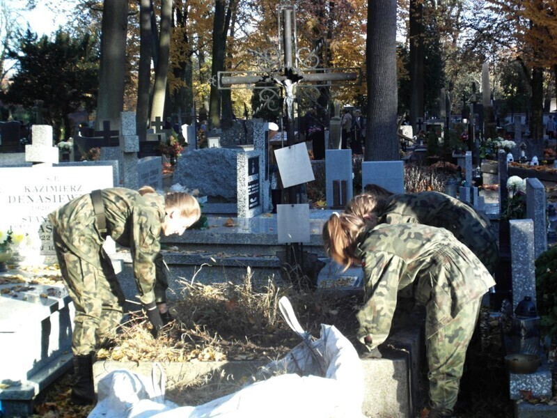 Zdjęcie 12: Posprzątali zapomniane groby