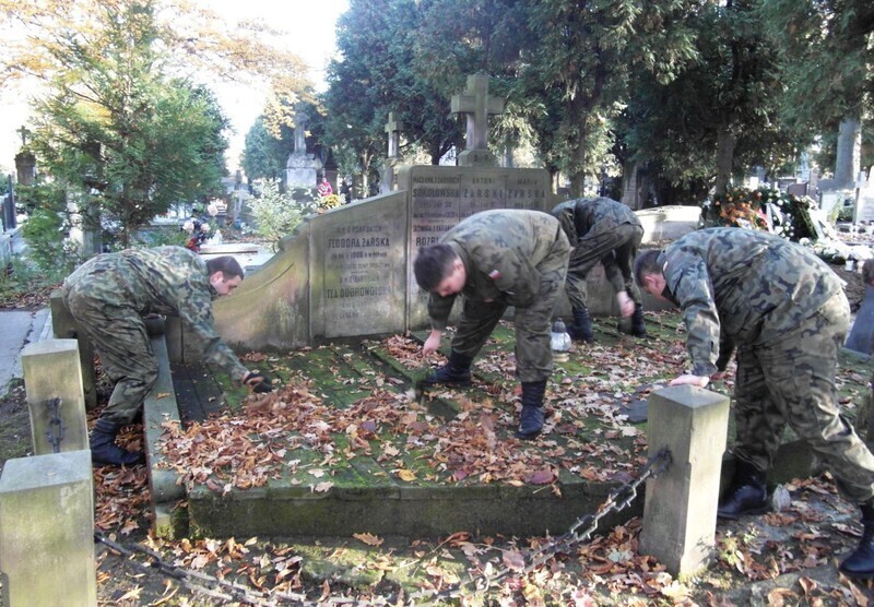 Zdjęcie 13: Posprzątali zapomniane groby