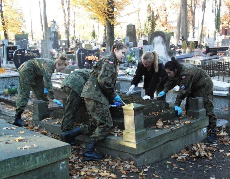 Zdjęcie 17: Posprzątali zapomniane groby