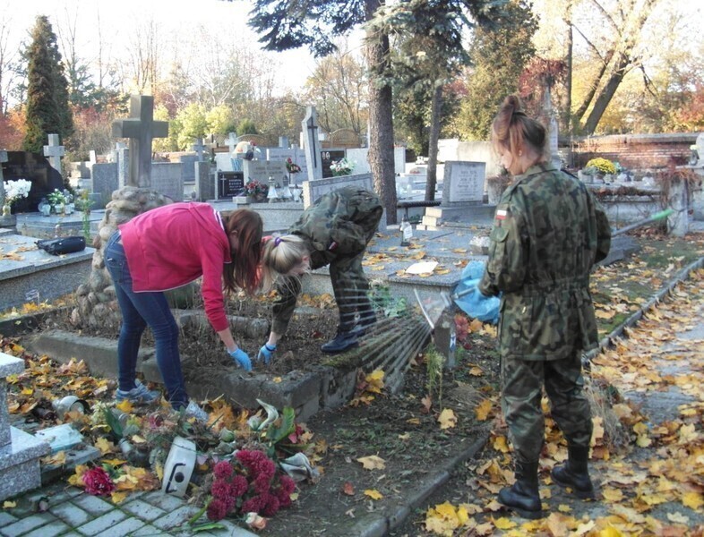 Zdjęcie 19: Posprzątali zapomniane groby