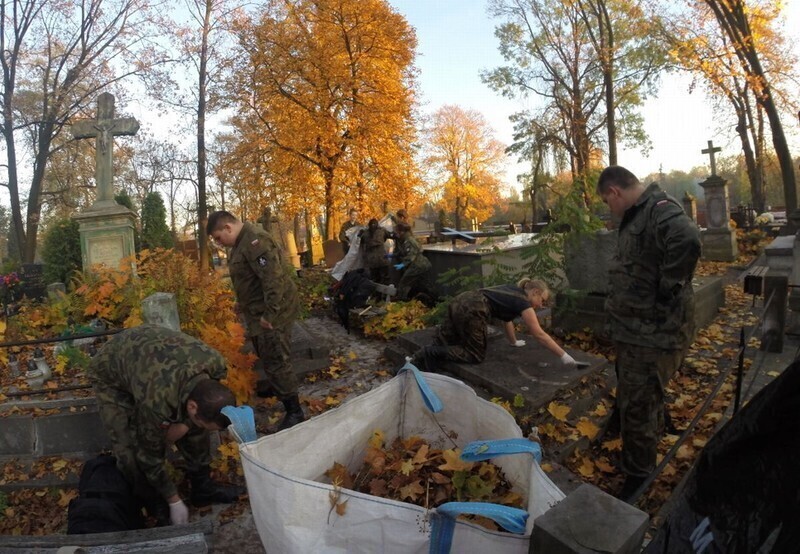 Zdjęcie 20: Posprzątali zapomniane groby