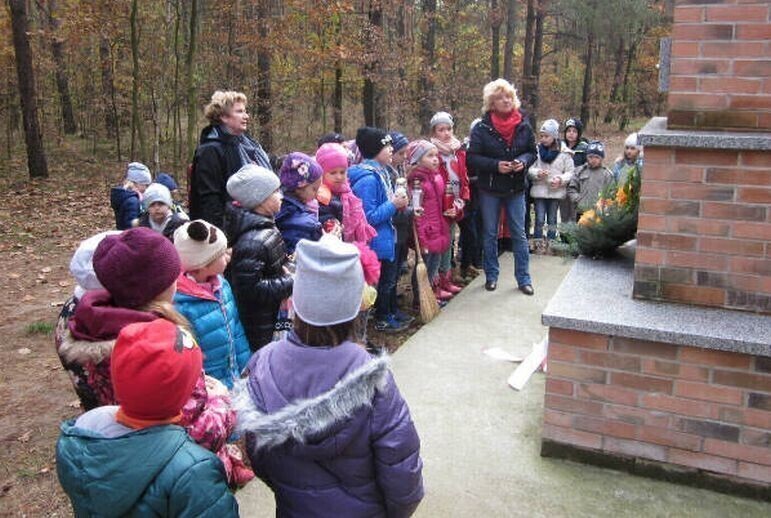 Zdjęcie 1: Lekcja historii w Pieńkach Karlińskich 