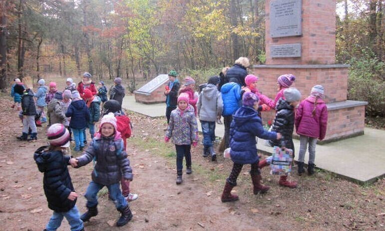 Zdjęcie 4: Lekcja historii w Pieńkach Karlińskich 