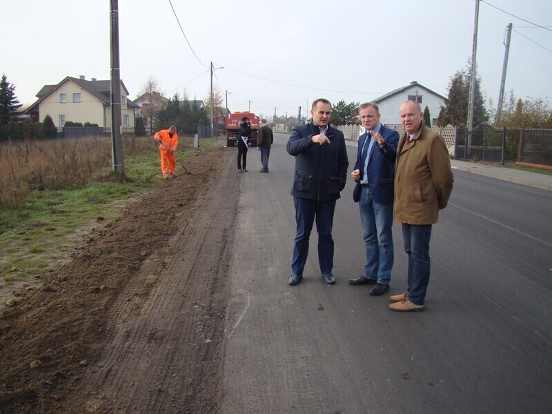 Zdjęcie 1: W partnerstwie odnawiają powiatową sieć drogową    