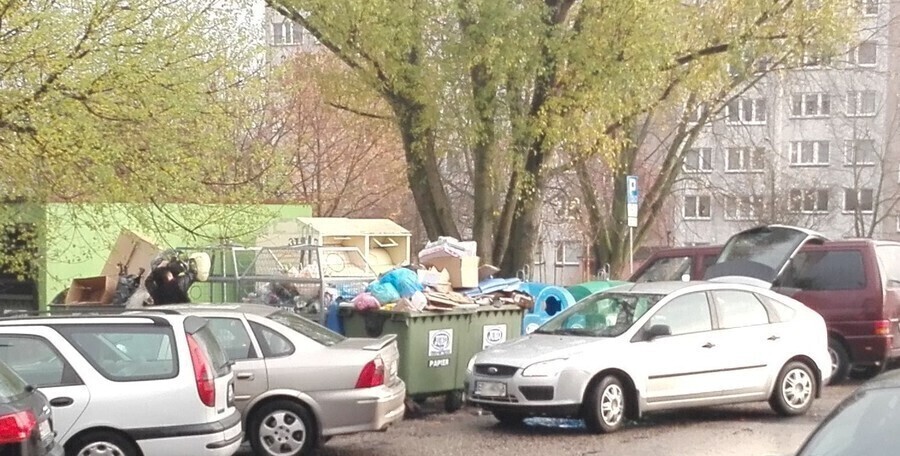 Podrzucają śmieci do miejskich kontenerów