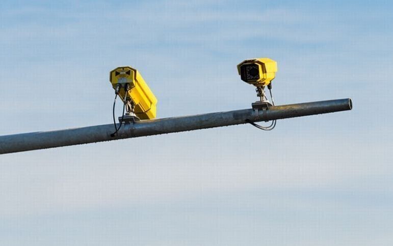 Zdjęcie 1: Jak działa odcinkowy pomiar prędkości? 