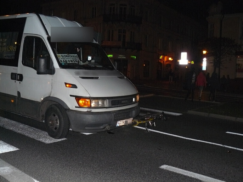 Zdjęcie 1:  19-letni rowerzysta potrącony na przejściu dla pieszych