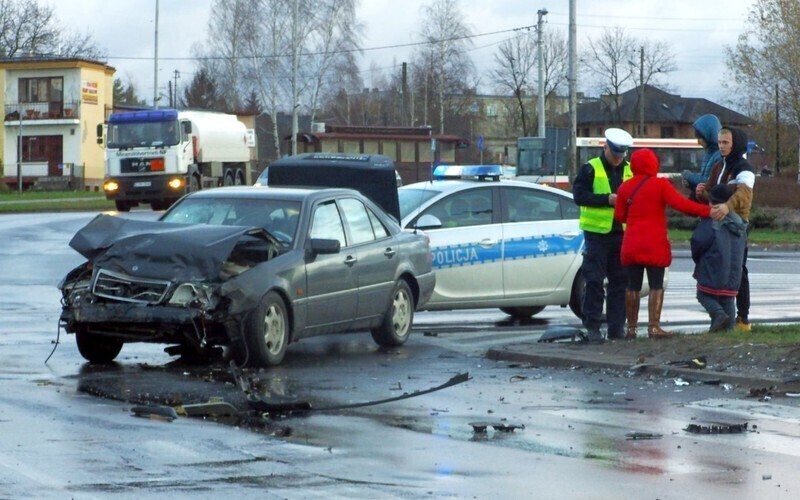 Zdjęcie 2: Stłuczka na rondzie Sulejowskim