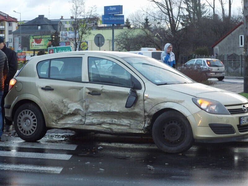 Zdjęcie 4: Stłuczka na rondzie Sulejowskim