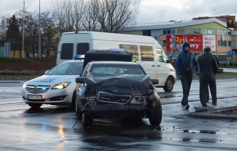 Zdjęcie 5: Stłuczka na rondzie Sulejowskim