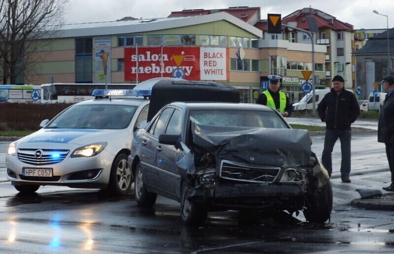 Zdjęcie 7: Stłuczka na rondzie Sulejowskim