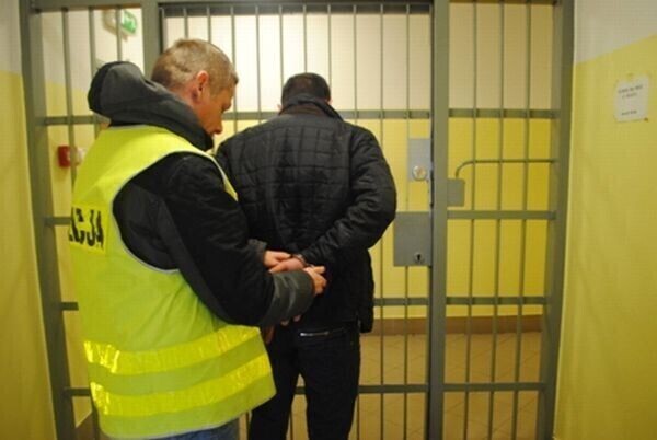 Zdjęcie 2: Napadli na stację paliw w Woli Krzysztoporskiej