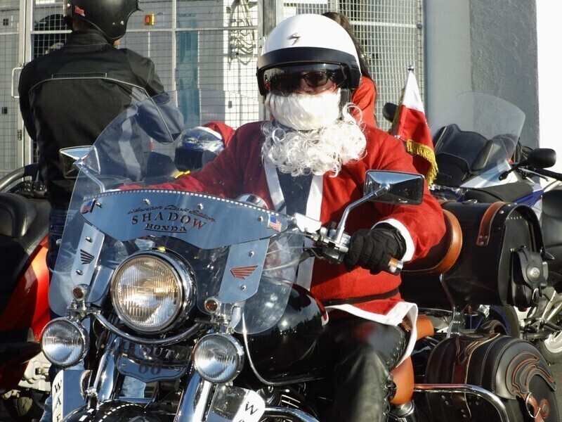 Zdjęcie 1: Mikołaje wsiedli na motocykle 