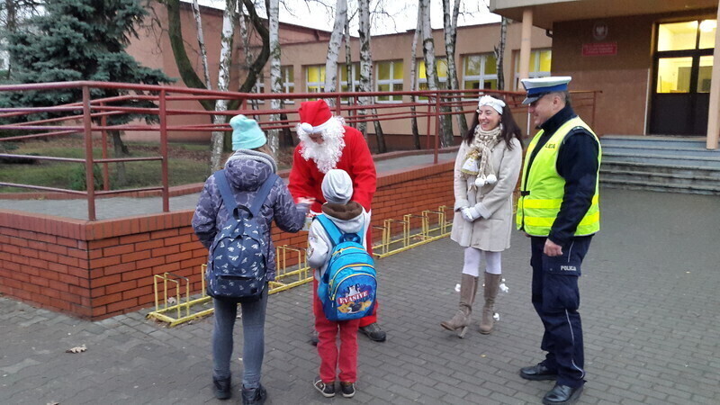 Zdjęcie 3: Mikołaj przypominał o bezpiecznej drodze do szkoły