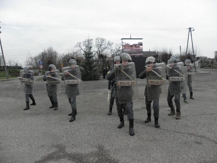 Zdjęcie 1: ZOMO na ulicach Sulejowa, czyli obchody 34. rocznicy stanu wojennego 