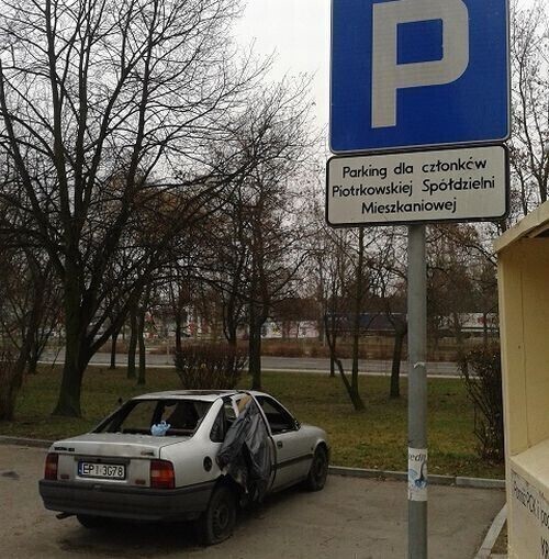 Zdjęcie 1: Kto usunie porzucone auto przy ul. Norwida?